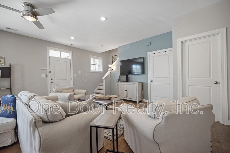 Room for Rent in 4 BR / 4 BA / 2140 Sq Ft House / Available NOW! property image