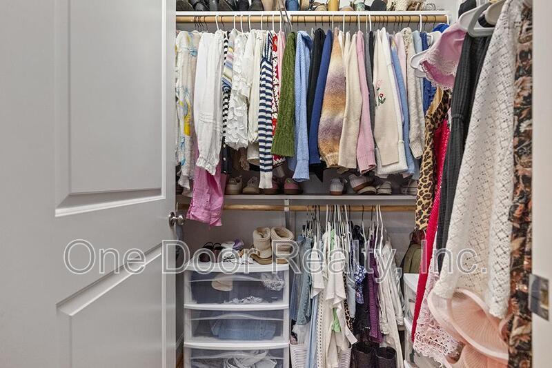 Room for Rent in 4 BR / 4 BA / 2140 Sq Ft House / Available NOW! property image