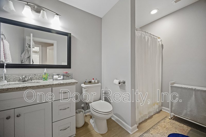 Room for Rent in 4 BR / 4 BA / 2140 Sq Ft House / Available NOW! property image