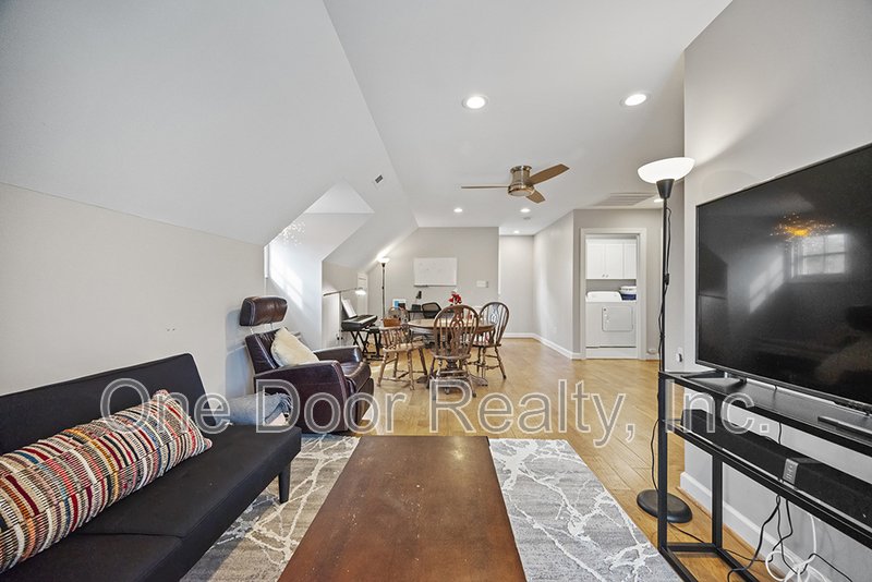 Room for Rent in 4 BR / 4 BA / 2140 Sq Ft House / Available NOW! property image