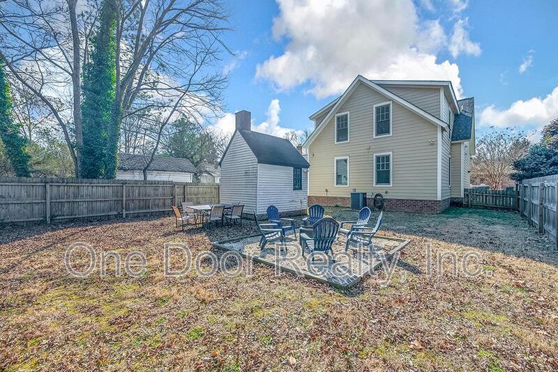 Room for Rent in 4 BR / 4 BA / 2140 Sq Ft House / Available NOW! property image