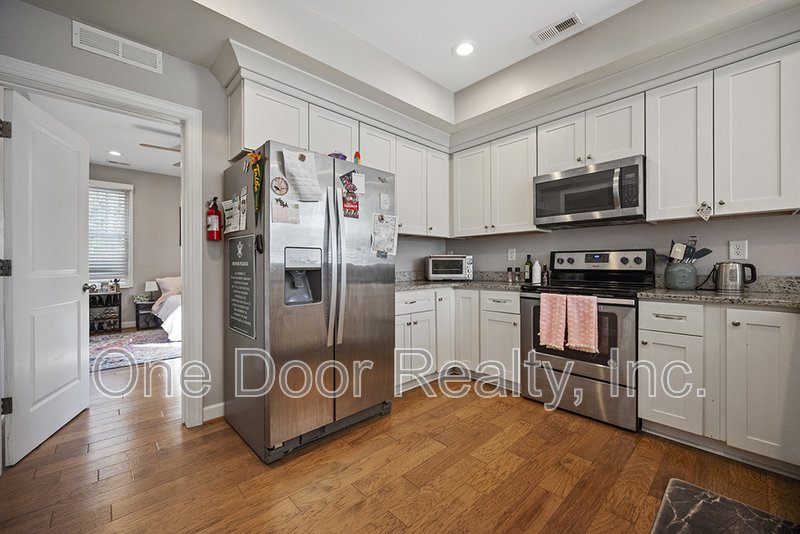 Room for Rent in 4 BR / 4 BA / 2140 Sq Ft House / Available NOW! property image