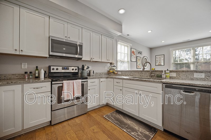 Room for Rent in 4 BR / 4 BA / 2140 Sq Ft House / Available NOW! property image