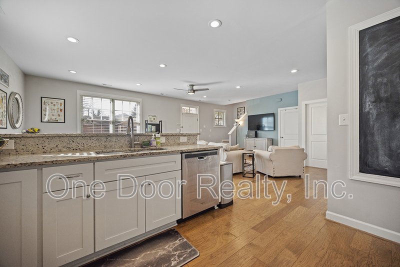 Room for Rent in 4 BR / 4 BA / 2140 Sq Ft House / Available NOW! property image