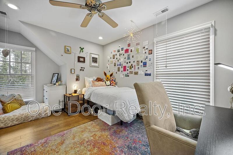 Room for Rent in 4 BR / 4 BA / 2140 Sq Ft House / Available NOW! property image