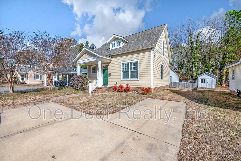 Room for Rent in 4 BR / 4 BA / 2140 Sq Ft House / Available NOW! property image