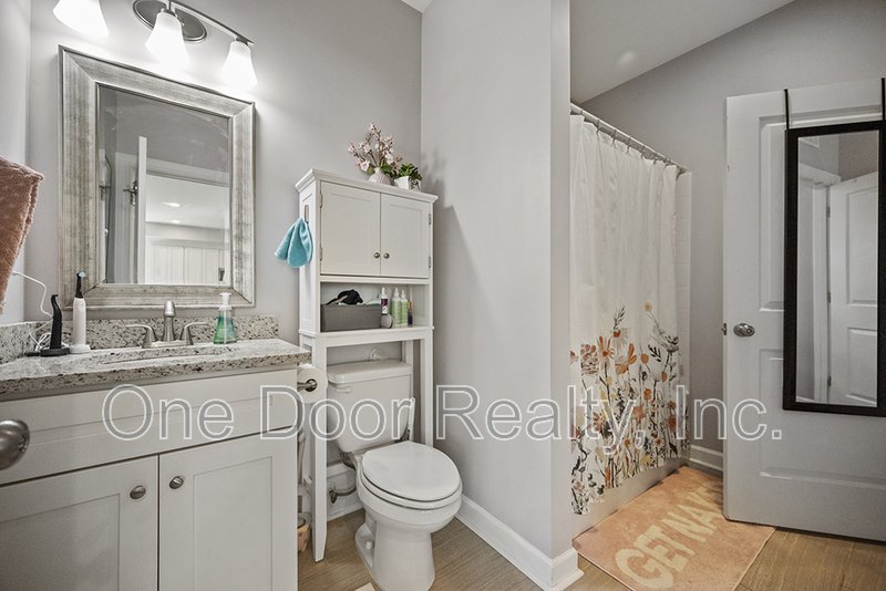 Room for Rent in 4 BR / 4 BA / 2140 Sq Ft House / Available NOW! property image