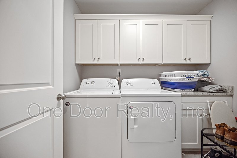 Room for Rent in 4 BR / 4 BA / 2140 Sq Ft House / Available NOW! property image