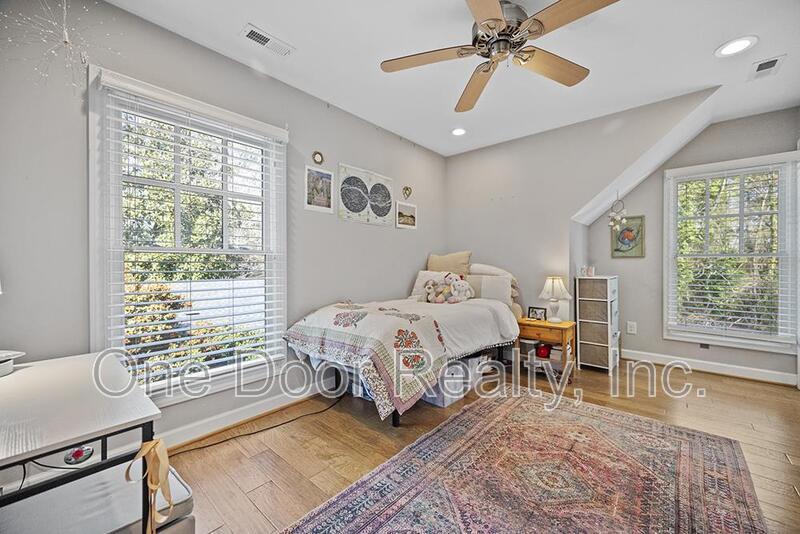 Room for Rent in 4 BR / 4 BA / 2140 Sq Ft House / Available NOW! property image