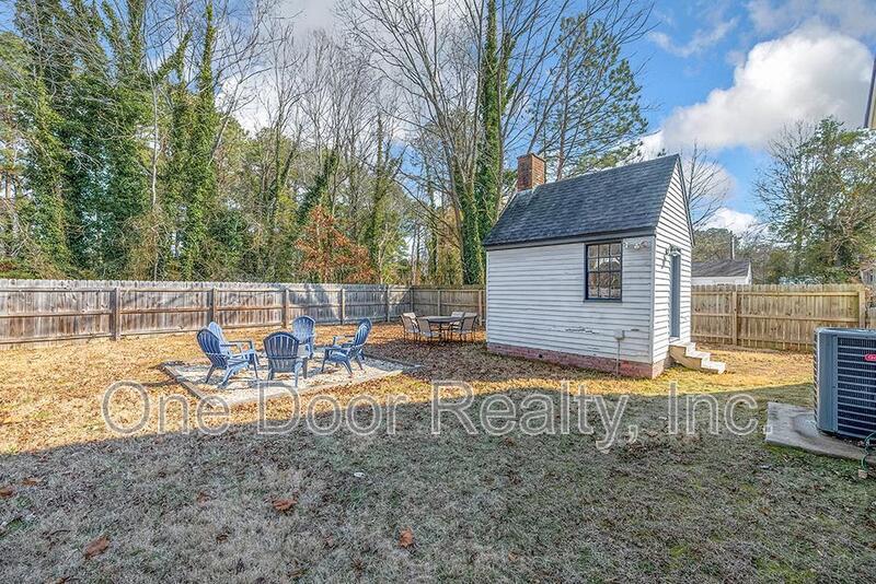 Room for Rent in 4 BR / 4 BA / 2140 Sq Ft House / Available NOW! property image