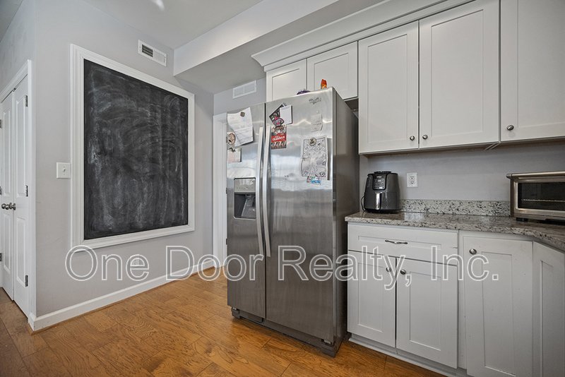 Room for Rent in 4 BR / 4 BA / 2140 Sq Ft House / Available NOW! property image