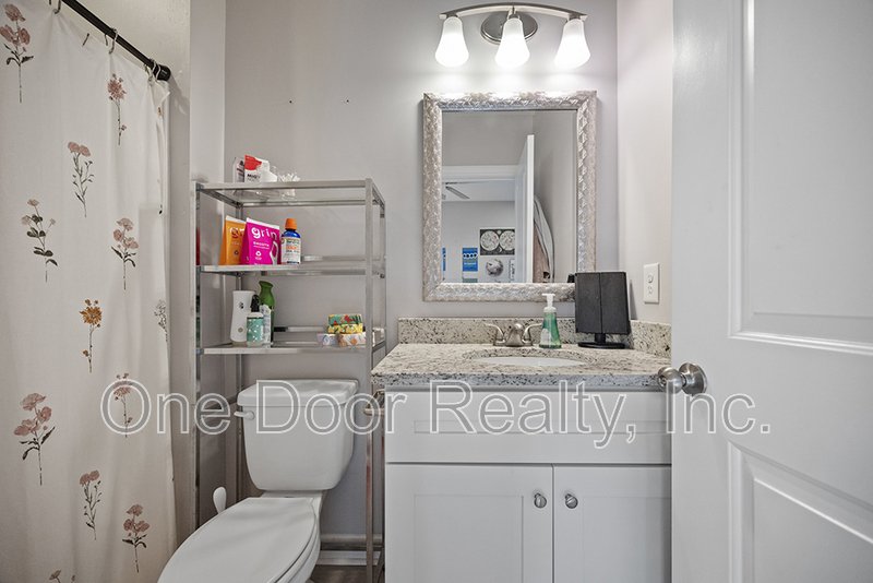 Room for Rent in 4 BR / 4 BA / 2140 Sq Ft House / Available NOW! property image