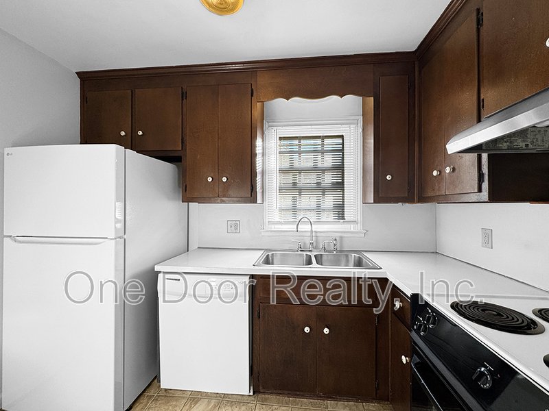 Beautiful 3 Bed & 1.5 Bath Detached Home - $1,850 property image