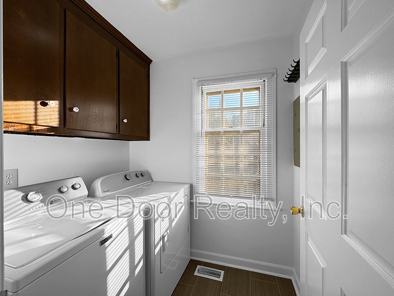 Beautiful 3 Bed & 1.5 Bath Detached Home - $1,850 property image