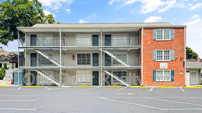 $1745 / 1 br / 1 ba / 585 sqft property image