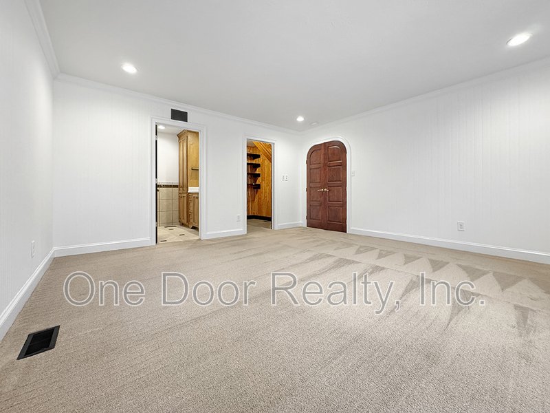 $4950 / 5 BR / 4.5 BA / 4704 sqft property image