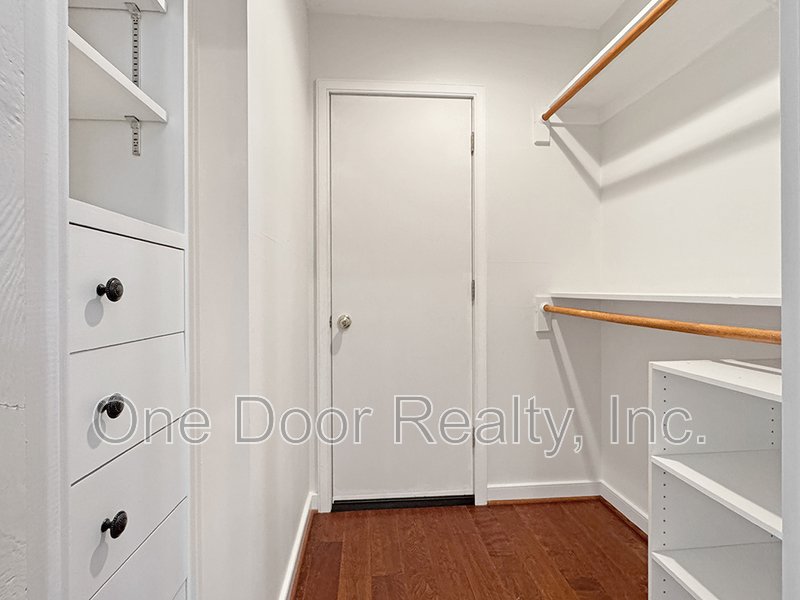 $4950 / 5 BR / 4.5 BA / 4704 sqft property image