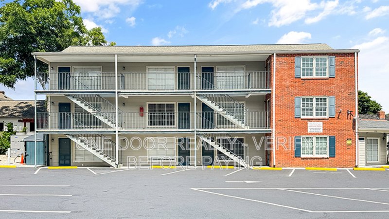 Beautiful 1 Bed & 1 Bath / Available June 2027 FOR NEXT SCHOOL YEAR! property image
